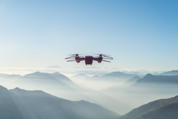 Dron vo vzduchu v pozadí pohorí