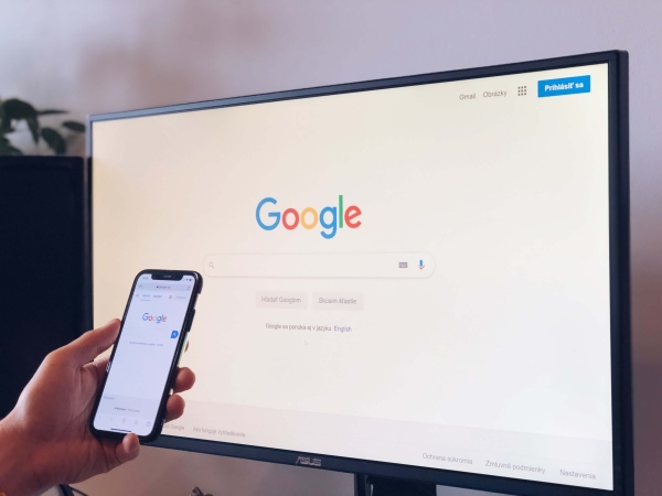 Telefón a obrazovka počítača otvorená na Google vyhľadávači