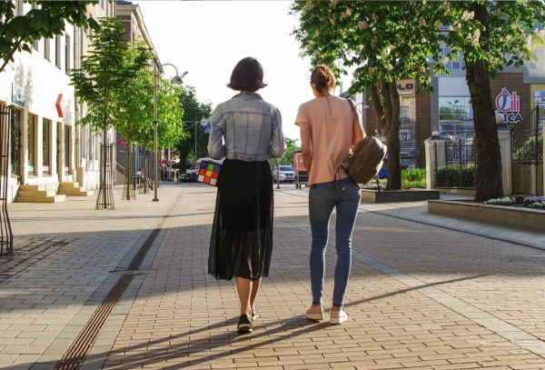 Dvě ženy na procházce ve městě.