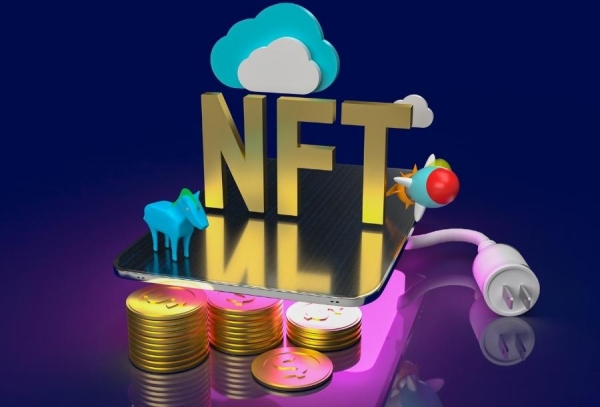 Ilustrace nápisu NFT a Bitcoinu
